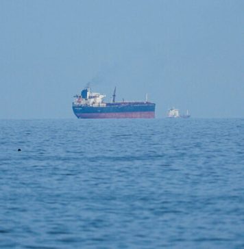 Petróleo cai quase 4% depois de sinal de melhoria no estreito de Ormuz